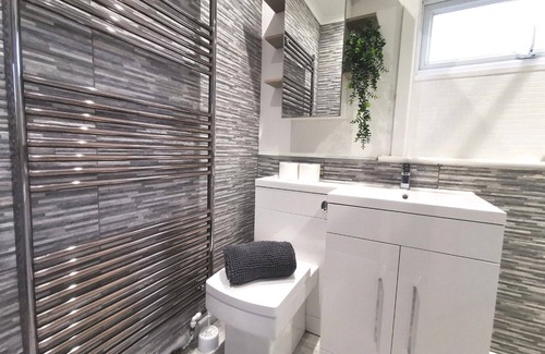 Havant House | Spacious House with Free Parking and Fully Equipped Kitchen