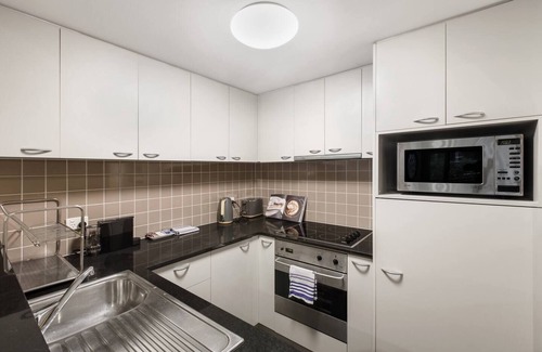 Chinatown Apartment | Spacious Inner city Stay with King Bed and Balcony