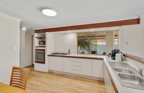 Jandakot House | SPACIOUS JANDAKOT HOUSE FOR FAMILIES AND BUSINESS