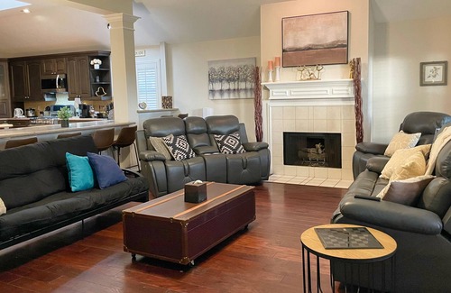 Katy House | Spacious Katy near Houston IH-10 70inTV 3 Desks Work Business Sleeps 16 Hwy99