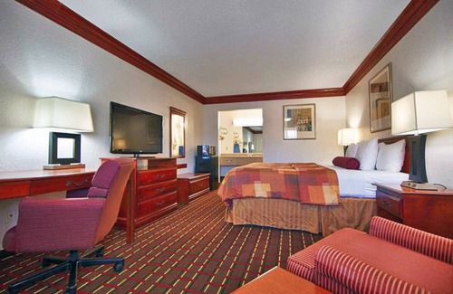 Decatur Hotel | Spacious King Room at Scottish Inns - Decatur, with Complimentary Breakfast