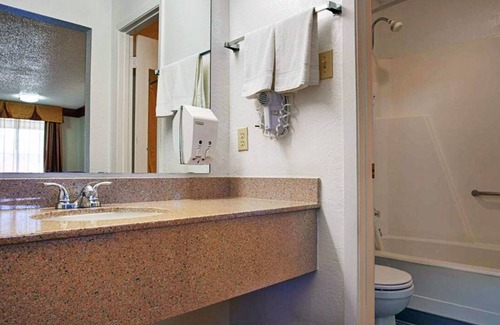 Decatur Hotel | Spacious King Room at Scottish Inns - Decatur, with Complimentary Breakfast