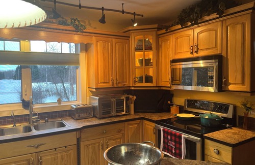 Central Alberta Ski Chalet | Spacious Lake Front Chalet on Golf Resort- 3 minutes from Iron Horse Trail!