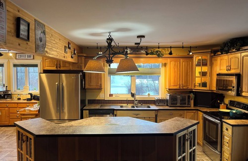 Central Alberta Ski Chalet | Spacious Lake Front Chalet on Golf Resort- 3 minutes from Iron Horse Trail!