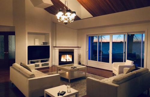 Venise-en-Quebec Villa | Spacious Lakefront Champlain lake with SPA