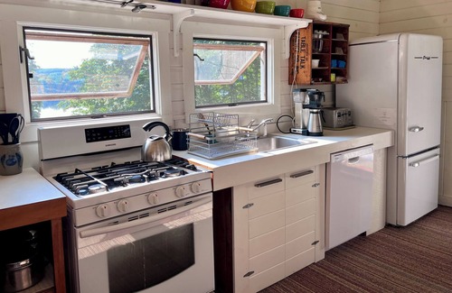 Union Cottage | Spacious Lakefront Cottage in Beautiful Union, Maine