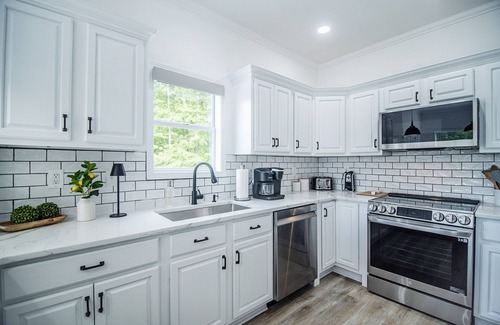 Alexander City House | Spacious Lakefront Escape – 6BR, 4.5BA, Big Yard, Calm Waters