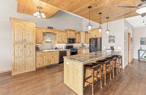 Lindstrom Cabin | Spacious Lakefront|Holiday Decor|Firepit