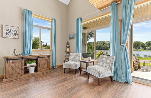 Lindstrom Cabin | Spacious Lakefront|Holiday Decor|Firepit