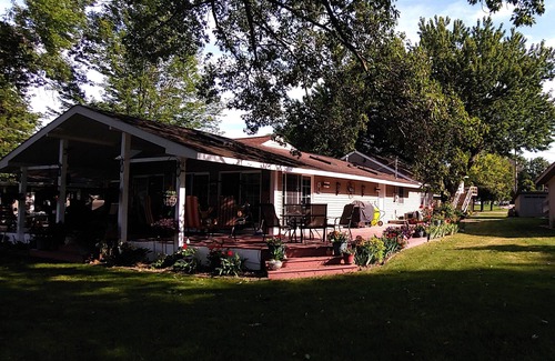 Langworthy House | Spacious Lakefront Retreat. 3 Bedroom, 2 Bath Ranch Home 30 ft from the water.