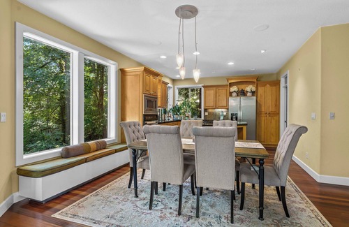 Pleasant Valley House | Spacious Large House - WiFi, AC, Free Parking, Office!