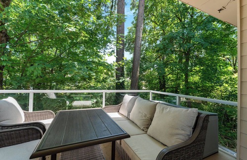 Pleasant Valley House | Spacious Large House - WiFi, AC, Free Parking, Office!