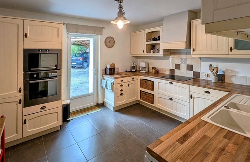 Errevet Cottage | Spacious lodging in Errevet: nature, comfort & private parking
