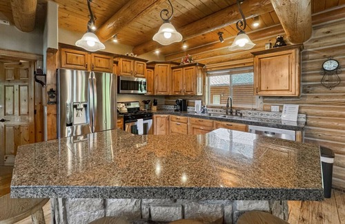 Tamarack Apartment | Spacious Log Cabin Near Tamarack w/Hot Tub!
