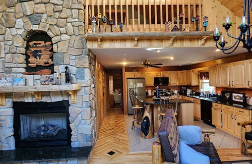 Brant Lake Cabin | Spacious Log Cabin on the Schroon River in the beautiful Adirondacks