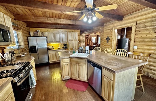 Happy Jack Cabin | * Spacious Log Cabin Sleeps 10- Happy Jack, AZ *