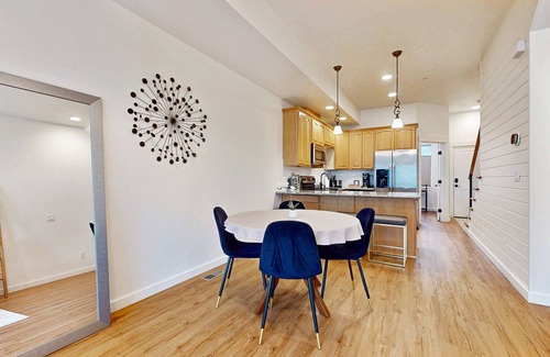 Hilltop House | Spacious & Luxe Condo: Best Mt. Rainier Views, Walkable & Unrivaled Comfort