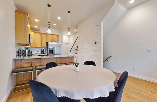 Hilltop House | Spacious & Luxe Condo: Best Mt. Rainier Views, Walkable & Unrivaled Comfort