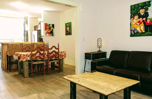 Kingston Apartment | Spacious main floor 2.5 bdrm suite Kingston UpScale Area Gated Garden Patio