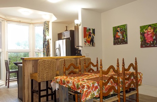 Kingston Apartment | Spacious main floor 2.5 bdrm suite Kingston UpScale Area Gated Garden Patio
