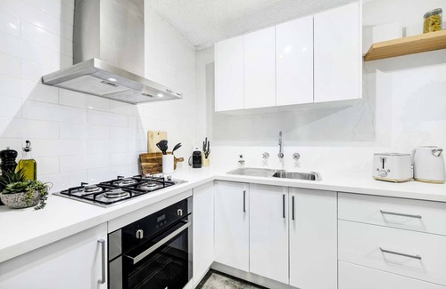 Maylands Apartment | Spacious Maylands apartment, private courtyard and modern comforts