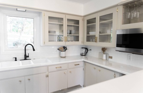 Turners House | Spacious Mid-Century Cozy Home with Lake View