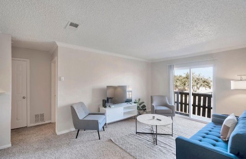 Midland House | Spacious Midland Getaway with Balcony