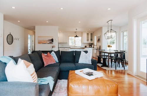 Gibsons House | Spacious & Modern 3 BR Family Getaway in Gibsons