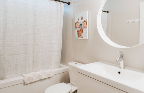 Gibsons House | Spacious & Modern 3 BR Family Getaway in Gibsons