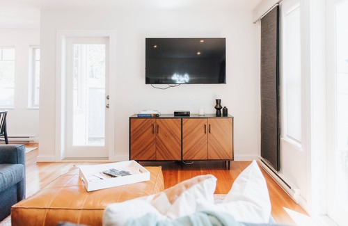Gibsons House | Spacious & Modern 3 BR Family Getaway in Gibsons