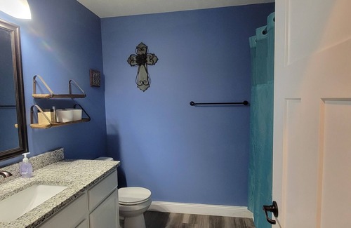 North Platte House | Spacious & modern 3BR close to the Golden Spike and Canteen District.
