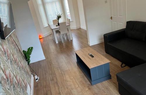 Anfield House | Spacious, Modern 3BR House, LFC, Free Parking