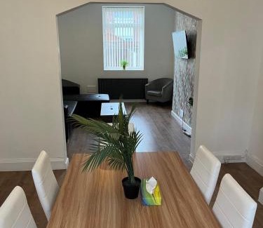 Anfield House | Spacious, Modern 3BR House, LFC, Free Parking