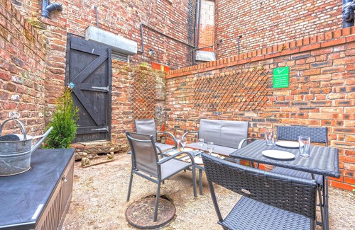 Liverpool Apartment | Spacious Modern 5 Bed House, ideal base for groups, free parking, great location