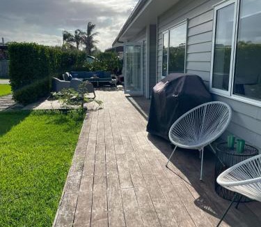 Mangawhai House | Spacious, modern, and central by the Seaside
