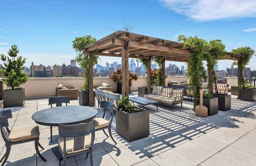 Ukrainian Village Apartment | Spacious Modern East Village Apartment - Luxury Elevator Building