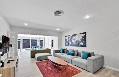 North Miami Beach Villa | Spacious Modern Home 5BR Heated Pool, 9mn to Beach