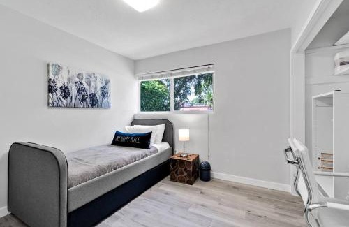 North Miami Beach Villa | Spacious Modern Home 5BR Heated Pool, 9mn to Beach