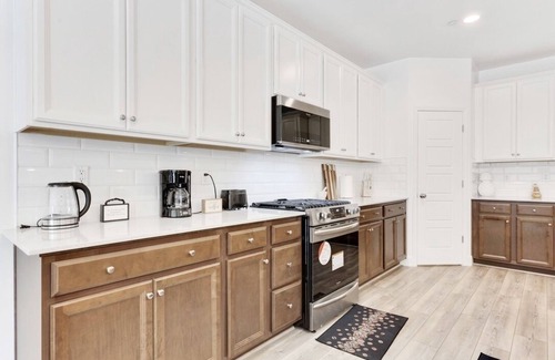 Pumpkin Center House | Spacious & Modern Retreat Near Historic Downtown!