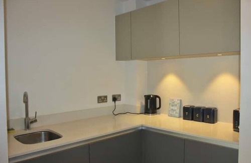 Stockwell Apartment | Spacious & Modern Zone 2 Flat, 1 min to station