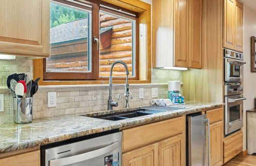 Keystone House | Spacious Mountain Home Hot Tub Walk to Shuttle