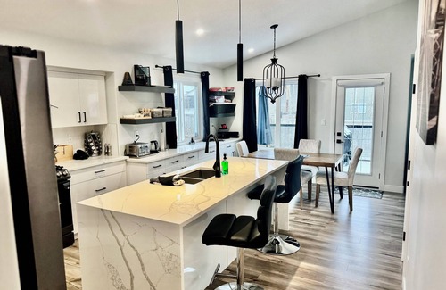 Hinton House | Spacious Mountain Retreat Near Jasper - Custom Luxury Home With Stunning Views