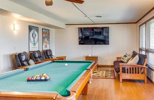 Gatlinburg - Pigeon Forge House | Spacious Mountain-View Home 13 Mi to GSMNP!