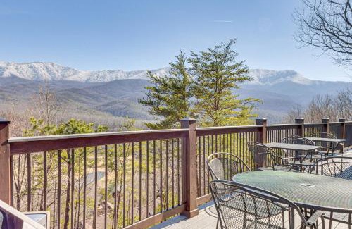Gatlinburg - Pigeon Forge House | Spacious Mountain-View Home 13 Mi to GSMNP!