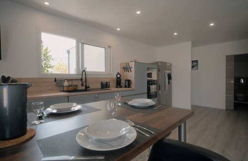Pont-du-Chateau Villa | SPACIOUS NEW CONTEMPORARY VILLA