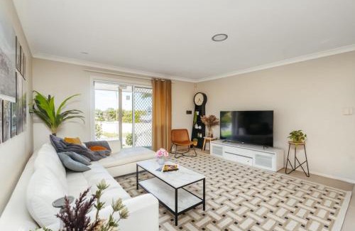 Eight Mile Plains House | Spacious newly redecorated 5BD Family Home