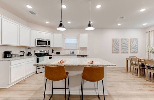 Temple House | Spacious Oasis in West Temple
