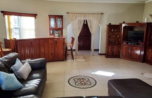 Ocho Rios House | Spacious Ocho Rios Home with En-suite Family Rooms