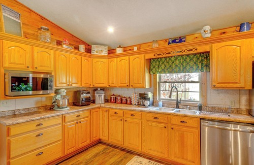 Leasburg Cottage | Spacious Ozarks Family Home - Private Pool & Grill