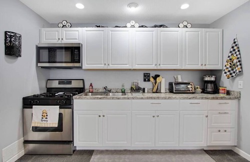 Cheektowaga House | Spacious Parking BBQ Patio Laundry